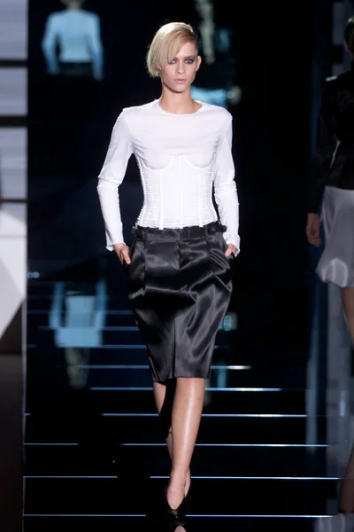 Look 16